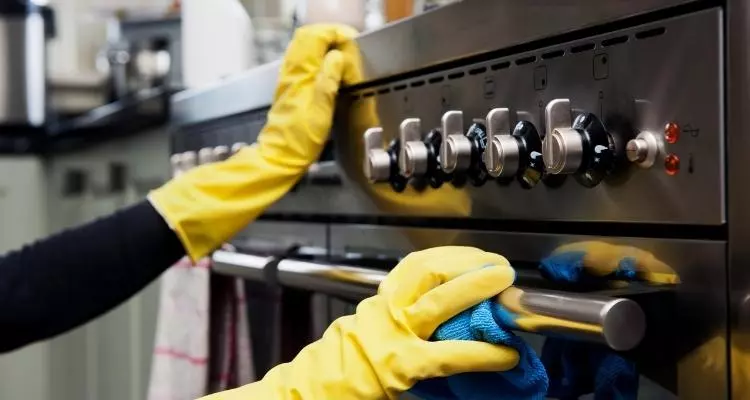 Can A Pizza Box Be Warmed In The Oven?